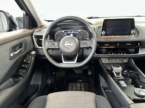 Used 2023 Nissan Rogue SV image 2