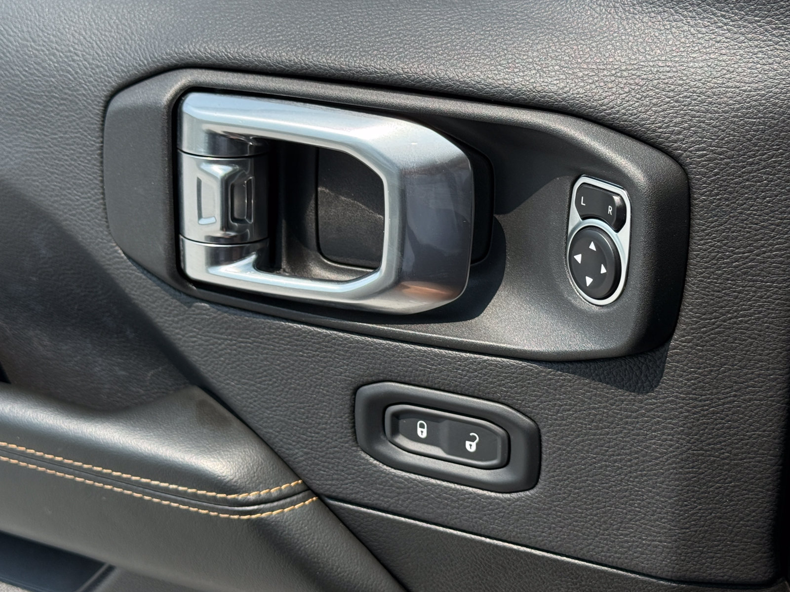 Used 2024 Jeep Wrangler Unlimited Sahara AWD/4WD image 38