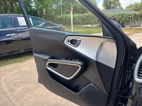 Used 2025 Kia Soul LX w/ LX Technology Package FWD image 18