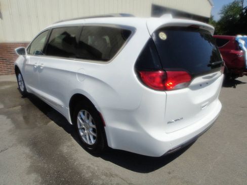 Used 2020 Chrysler Pacifica Touring-L FWD image 5