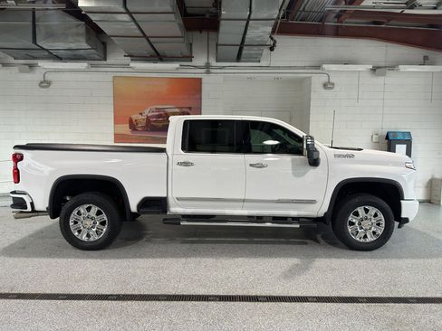Used 2024 Chevrolet Silverado 2500 High Country w/ High Country Premium Package image 2