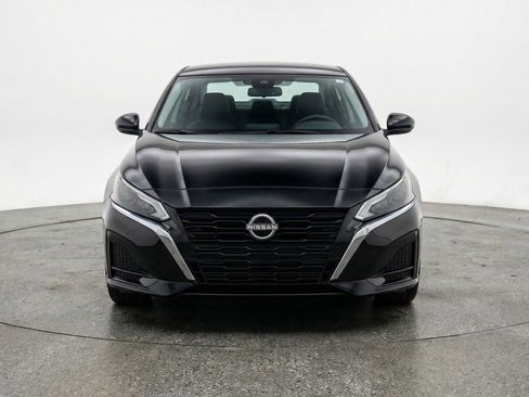 Used 2025 Nissan Altima 2.5 SV image 2