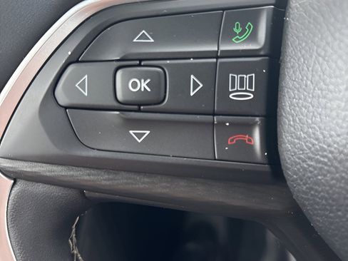 Used 2024 Jeep Grand Cherokee L Laredo image 14