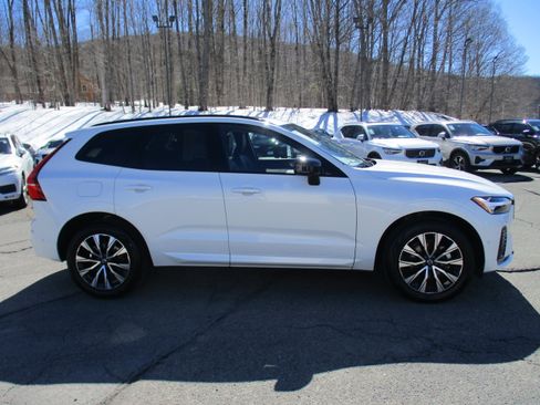 Used 2025 Volvo XC60 B5 Plus image 4