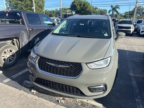 Used 2022 Chrysler Pacifica Touring-L FWD image 27