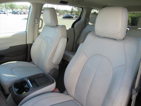 Used 2020 Chrysler Pacifica Touring-L image 15