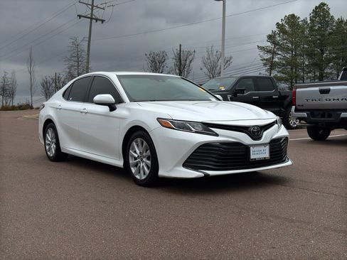 Used 2018 Toyota Camry LE image 3