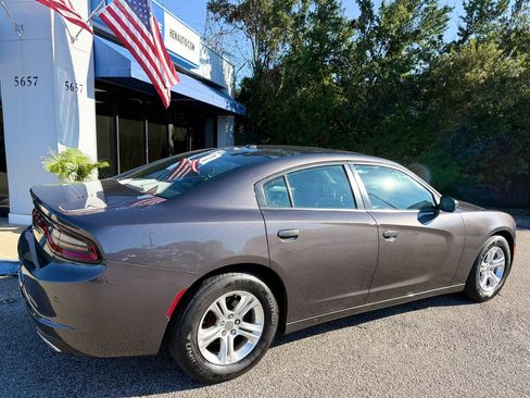 Used 2020 Dodge Charger SXT w/ Leather Interior Group RWD image 9