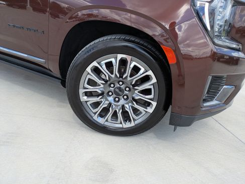 Used 2023 GMC Yukon XL Denali Ultimate w/ LPO, Floor Liner Package AWD/4WD image 9