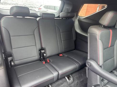 Used 2025 Chevrolet Traverse RS image 33