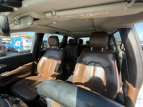 Used 2017 Chrysler Pacifica Limited image 9