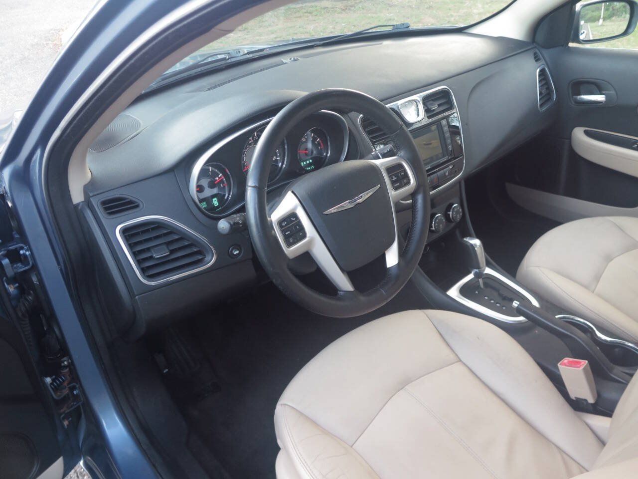 Used 2011 Chrysler 200 Limited FWD image 7