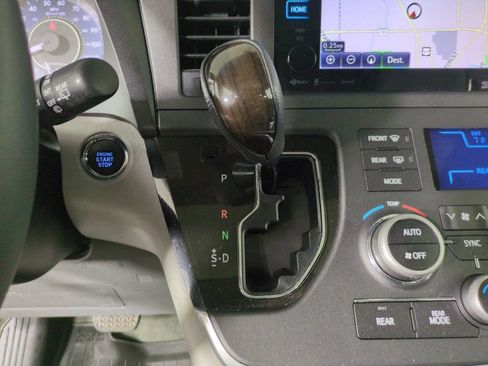 Used 2017 Toyota Sienna XLE Premium w/ Protection Package FWD image 27