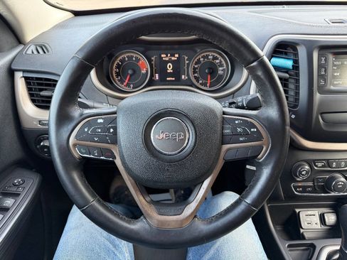 Used 2017 Jeep Cherokee Latitude FWD image 18