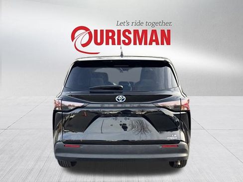 Used 2024 Toyota Sienna LE image 3
