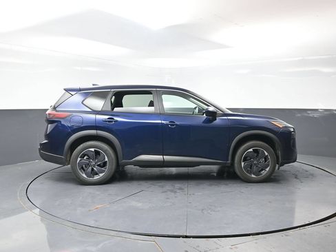 Used 2024 Nissan Rogue SV FWD image 3