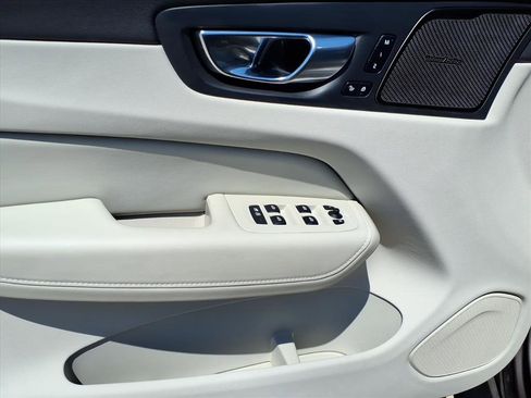 Used 2024 Volvo XC60 B5 Plus w/ Protection Package Premier image 19