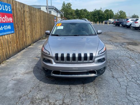 Used 2017 Jeep Cherokee Limited image 2