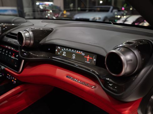 Used 2018 Ferrari GTC4Lusso T image 38