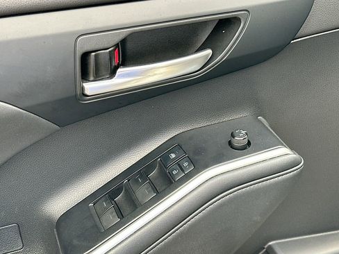 Used 2021 Toyota Highlander XLE FWD image 21