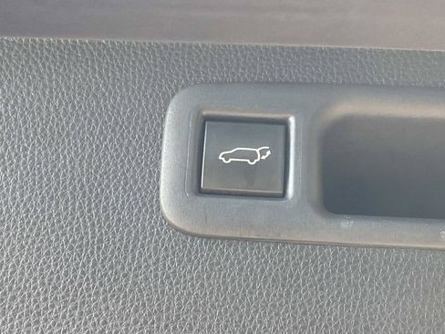 Used 2023 Toyota Highlander LE FWD image 12