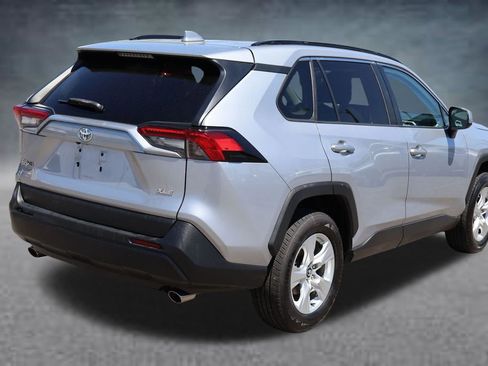 Used 2020 Toyota RAV4 XLE w/ Convenience Package FWD image 3