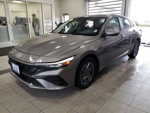 Used 2024 Hyundai Elantra SEL image 2