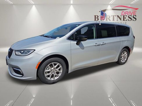 Used 2024 Chrysler Pacifica Touring-L FWD image 8