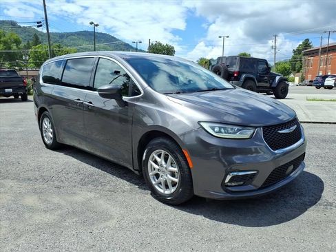Used 2023 Chrysler Pacifica Touring-L FWD image 9