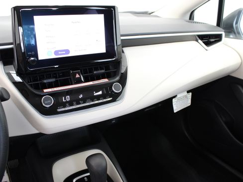Used 2025 Toyota Corolla LE FWD image 15