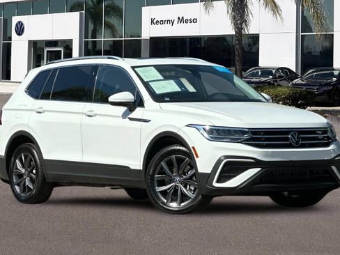 Used 2022 Volkswagen Tiguan SE w/ Panoramic Sunroof Package FWD image 2