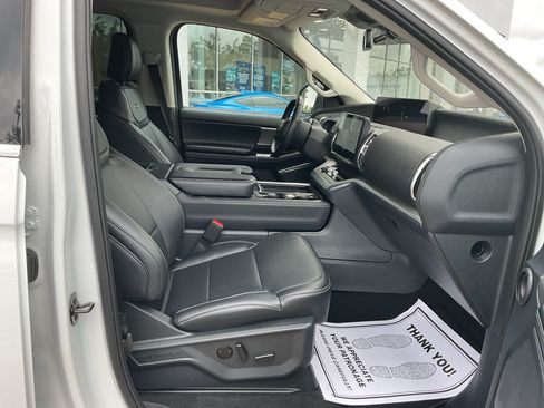 Used 2025 Ford Expedition Max Platinum AWD/4WD image 9