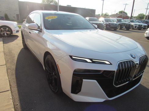 Used 2023 BMW 760i xDrive w/ Luxury Rear Seating Package AWD/4WD image 4