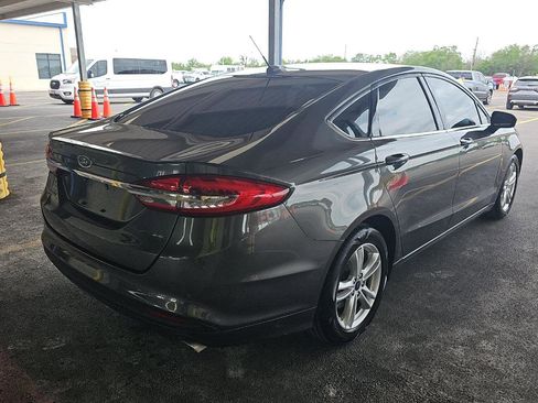 Used 2018 Ford Fusion SE w/ Fusion SE Technology Package FWD image 4