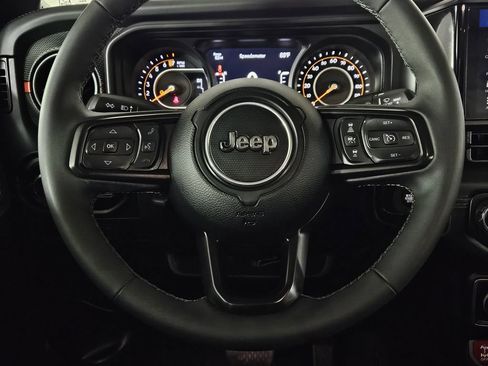 Used 2025 Jeep Gladiator Rubicon w/ Convenience Group AWD/4WD image 13