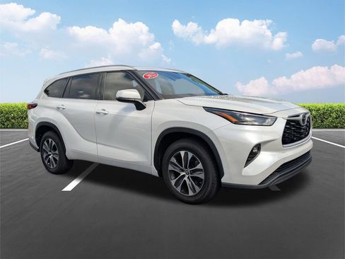Used 2022 Toyota Highlander XLE FWD image 2