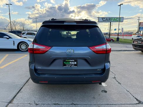 Used 2016 Toyota Sienna XLE Premium image 11