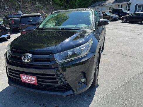 Used 2019 Toyota Highlander SE w/ Nightshade Edition AWD/4WD image 1