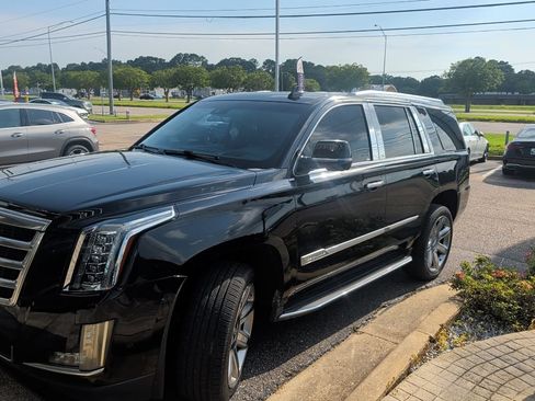 Used 2018 Cadillac Escalade Luxury RWD image 3