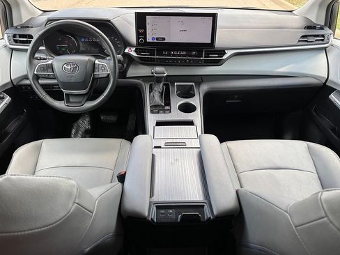 Used 2025 Toyota Sienna XLE FWD image 10
