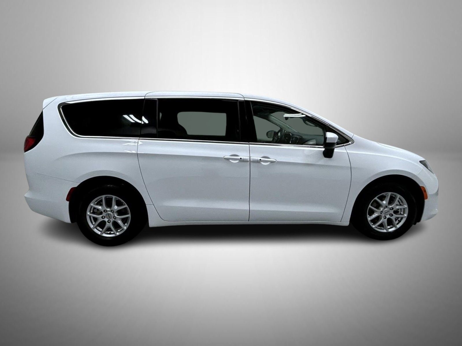 Used 2023 Chrysler Voyager LX FWD image 4