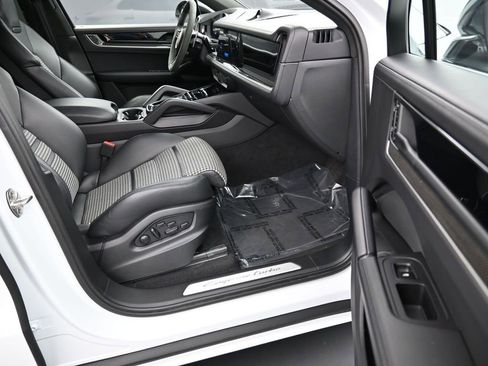 Certified 2024 Porsche Cayenne Turbo image 28