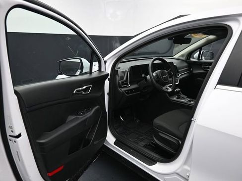 Used 2025 Kia Sportage LX image 12