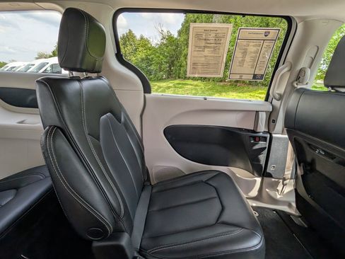 Used 2023 Chrysler Pacifica Touring-L image 35