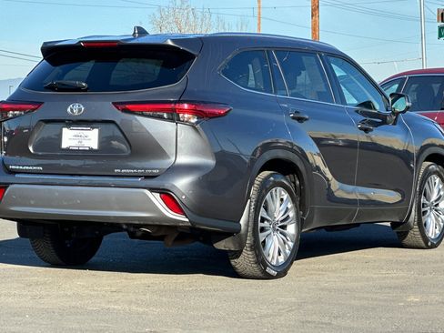 Used 2023 Toyota Highlander Platinum image 4