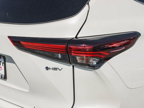 Certified 2025 Toyota Highlander Limited image 10