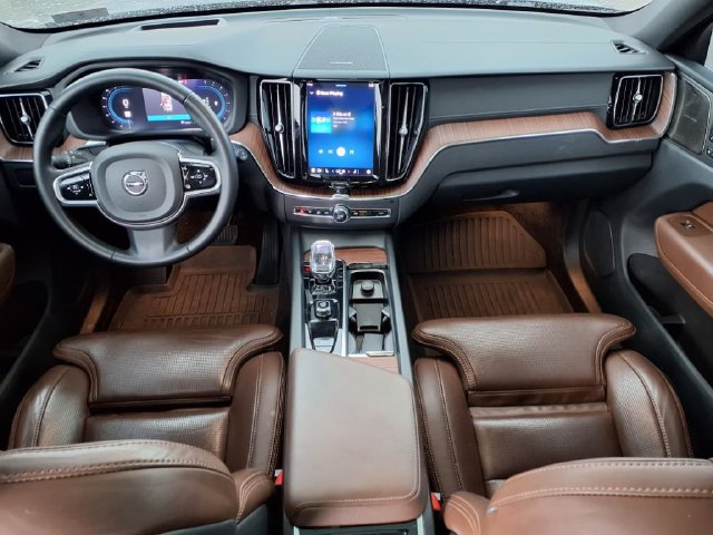 Used 2023 Volvo XC60 B5 Ultimate w/ Protection Package Premier FWD image 9