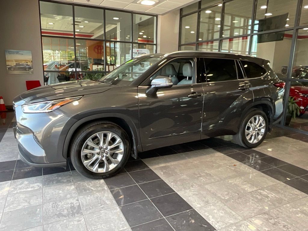Used 2020 Toyota Highlander Limited w/ Protection Package #3 AWD/4WD image 3