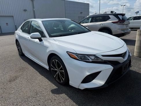 Used 2020 Toyota Camry SE FWD image 1