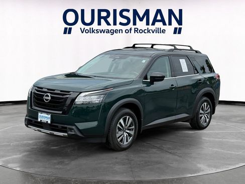 Used 2023 Nissan Pathfinder SL w/ Black Appearance Package AWD/4WD image 2